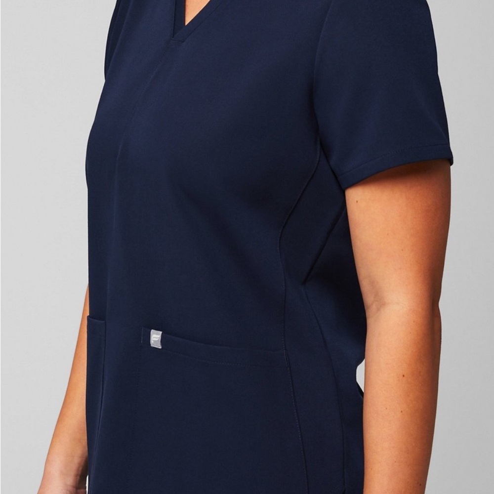 Women’s Fabletics Method 2 Pocket Scrub Top - Picture 4 of 5